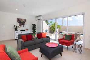 TV - 2 BR townhouse, partial ocean view, Eagle Beach, Levent Resort, private pool  (Oranjestad)