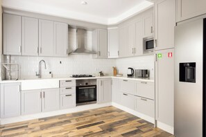 Een koelkast, een microgolfoven, een oven, een kookplaat