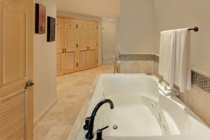 Een douche, een bubbelbad, een haardroger, handdoeken