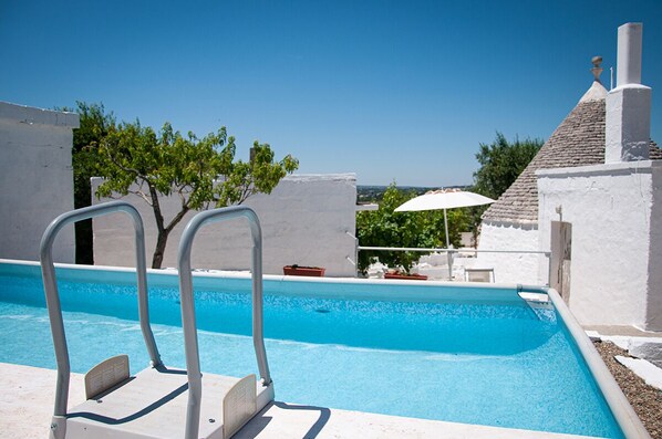 En säsongsöppen utomhuspool