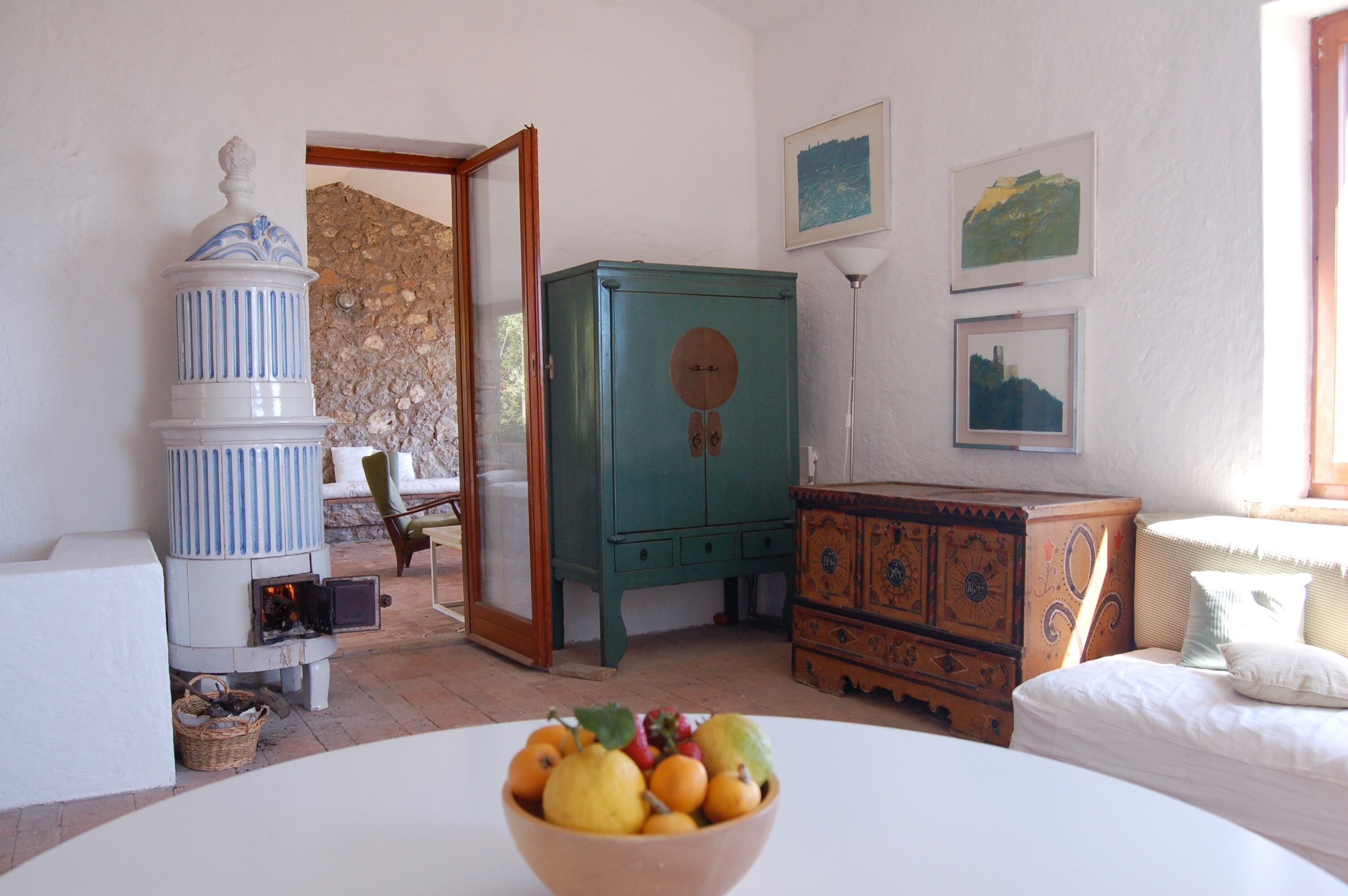 TV, fireplace, table tennis, books