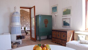 TV, fireplace, books - Gorgeous villa with private pool and private beach (Porto Santo Stefano)