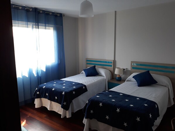 4 habitaciones, tabla de planchar con plancha y cuna de viaje 