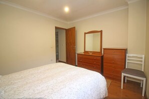 3 Schlafzimmer, BĂŒgeleisen/BĂŒgelbrett, kostenloses WLAN, BettwĂ€sche