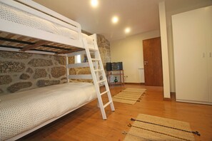 3 dormitorios, tabla de planchar con plancha, wifi gratis y ropa de cama