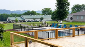Kolam renang terbuka bermusim, kerusi lepak pantai