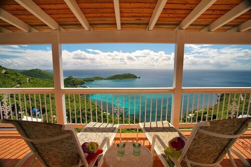Nancy's Folly Villa - Fabulous Home - overlooking dazzling Rendezvous Bay