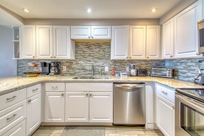 Frigorifero, microonde, forno, piano cottura