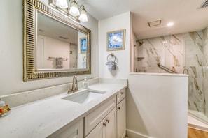 Combined shower/tub, towels