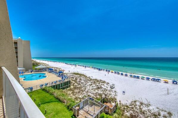 On the beach - D404 | Beachfront with Beach Service, Pool, & WiFi (Miramar Beach)