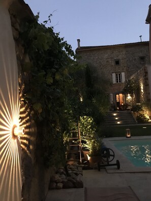 حمّام سباحة خارجي