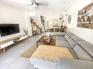 Smart TV - Villa Casalilo, private pool, walkable Orient Bay beach (Orient Bay)