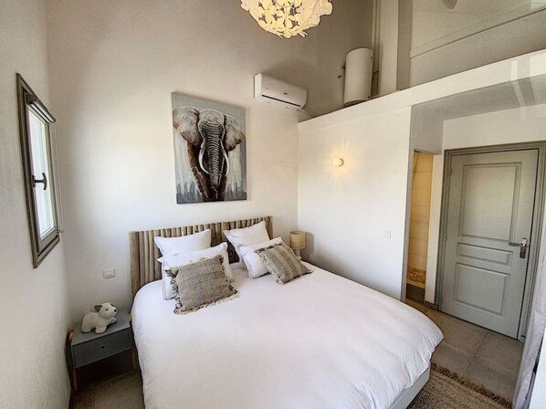 2 bedrooms, desk, iron/ironing board, travel cot