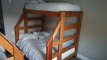 3 bedrooms, desk, iron/ironing board, free WiFi