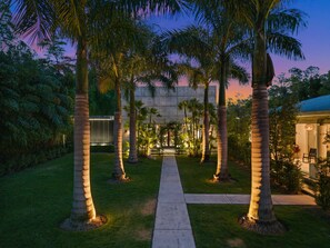 Property grounds - ✰ Entire Naples Estate: sleeps 30, 150' Pool Tennis Pickleball Bocce Gym Theater (Naples)