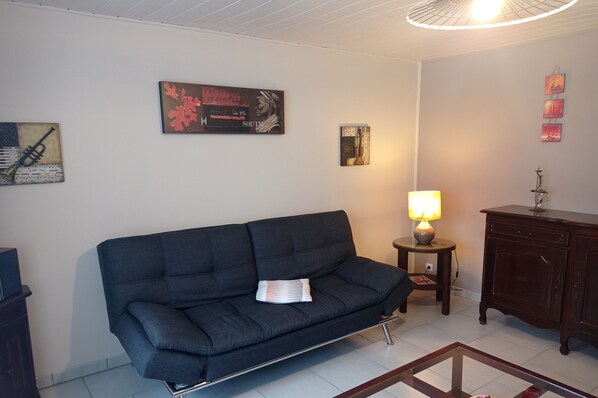 TV, DVD player, books, stereo