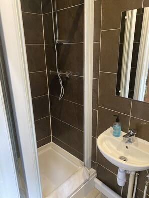 Apartment | Badezimmer | Badewanne und Dusche (separat), Komfortbadewanne, Haartrockner