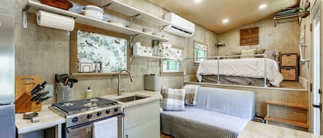 Frigorífico, microondas, horno y placa de cocina