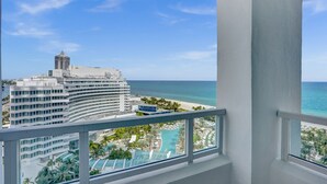 Ein Wolkenkratzer-Hotel mit Blick auf Strand und Poolbereich.