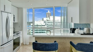Eine moderne Küche mit einem großen Fenster, Edelstahlgeräten und einer Bar.