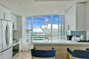 View from property - Large Ocean View 1BR/2BA in Fontainebleau (Miami Beach)
