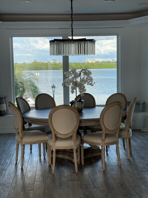 Dining - Luxuary Modern Beach House on the Intercoastal waterway. 5,550 sq ft (Clearwater)