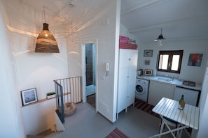 Batterie de cuisine, vaisselle et ustensiles, tables Ă manger