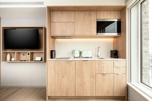 Mini-fridge, microwave, oven, stovetop - Wilde Aparthotels, London, Aldgate Tower Bridge (London)