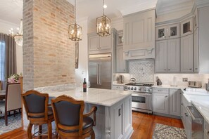 Fridge, microwave, oven, stovetop - La Maison De La Celebration (New Orleans)