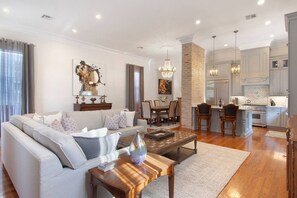 Smart TV - La Maison De La Celebration (New Orleans)
