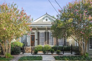 Exterior - La Maison De La Celebration (New Orleans)