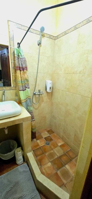Regadera, regadera tipo lluvia, toallas, jabón 