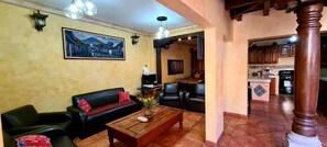 En 30-tommers smart-TV med Parabol-TV