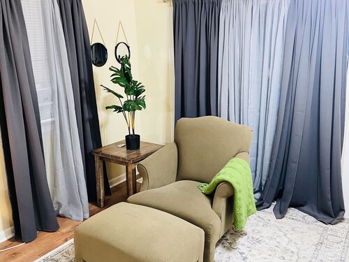 Rogers Park Cozy 1 bd, 1 bath unit. Gated parking.