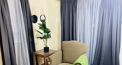 Rogers Park Cozy 1 bd, 1 bath unit. Gated parking.