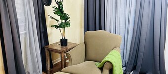 Rogers Park Cozy 1 bd, 1 bath unit. Gated parking.