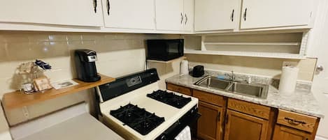 冷蔵庫、電子レンジ、オーブン、コンロ