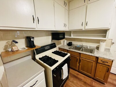 Rogers Park Cozy 1 bd, 1 bath unit. Gated parking.