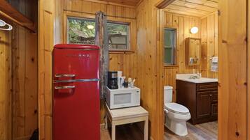 Refrigerador, microondas, cafetera y tetera y utensilios de cocina