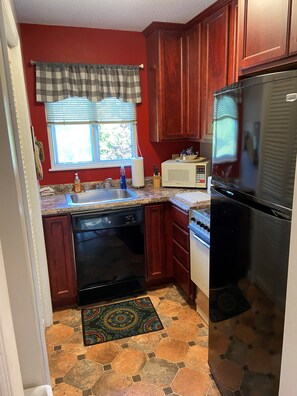 Refrigerador, microondas, lavavajillas y cafetera y tetera 