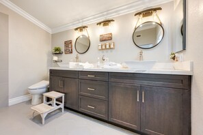 Combined shower/tub, towels, toilet paper - Beautiful, renovated, cozy home, 5 queen beds (Riverside)