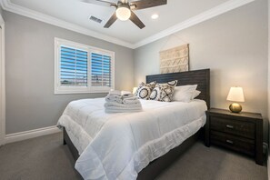 4 bedrooms, iron/ironing board, free WiFi, bed sheets - Beautiful, renovated, cozy home, 5 queen beds (Riverside)