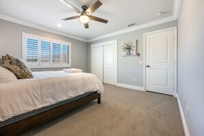 4 bedrooms, iron/ironing board, free WiFi, bed sheets