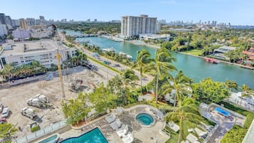 Alberca techada y alberca al aire libre