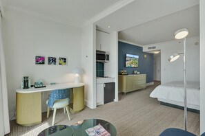 1 bedroom, desk, iron/ironing board, free WiFi - Ocean & Bay Junior Suite in the Fontainebleau (Miami Beach)
