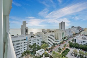 Property grounds - Ocean & Bay Junior Suite in the Fontainebleau (Miami Beach)