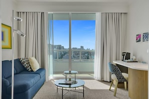TV - Ocean & Bay Junior Suite in the Fontainebleau (Miami Beach)