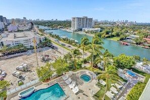 A heated pool - Double Room Suite Bay View 2BD/3BTH Fontainebleau (Miami Beach)