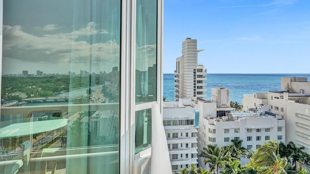 Un edificio alto con vista al océano y al paisaje urbano.