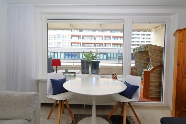 Interior - New in our agency
App. Frische Brise
The house is located at Andreas-Dirks-Straße 14 in a central location in the heart of Westerland.
The beach crossing to Westerland's central beach is about 150 meters away. (Westerland)